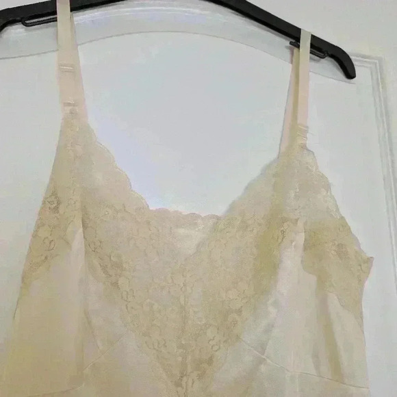 Vintage classic slip off white with Lacey  trim size medium - Picture 3 of 10